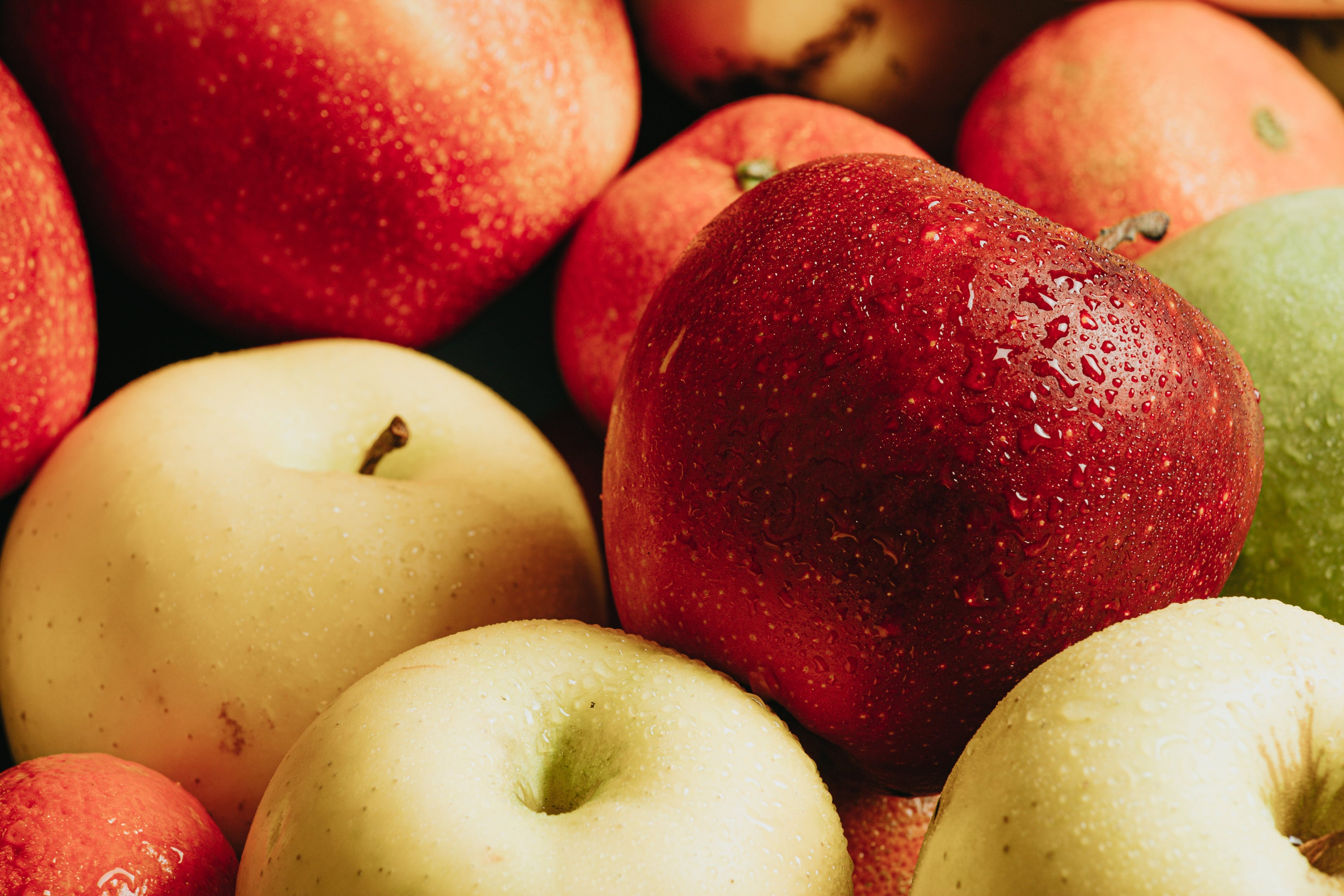 Pommes rouges, vinaigre de cidre de pomme, les bienfaits du vinaigre de cidre de pomme, utilisation du vinaigre de cidre de pomme.
